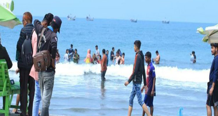 বৈরী আবহাওয়ার কারনে সেন্টমার্টিনে আটকা পড়েছেন ৩ হাজার পর্যটক