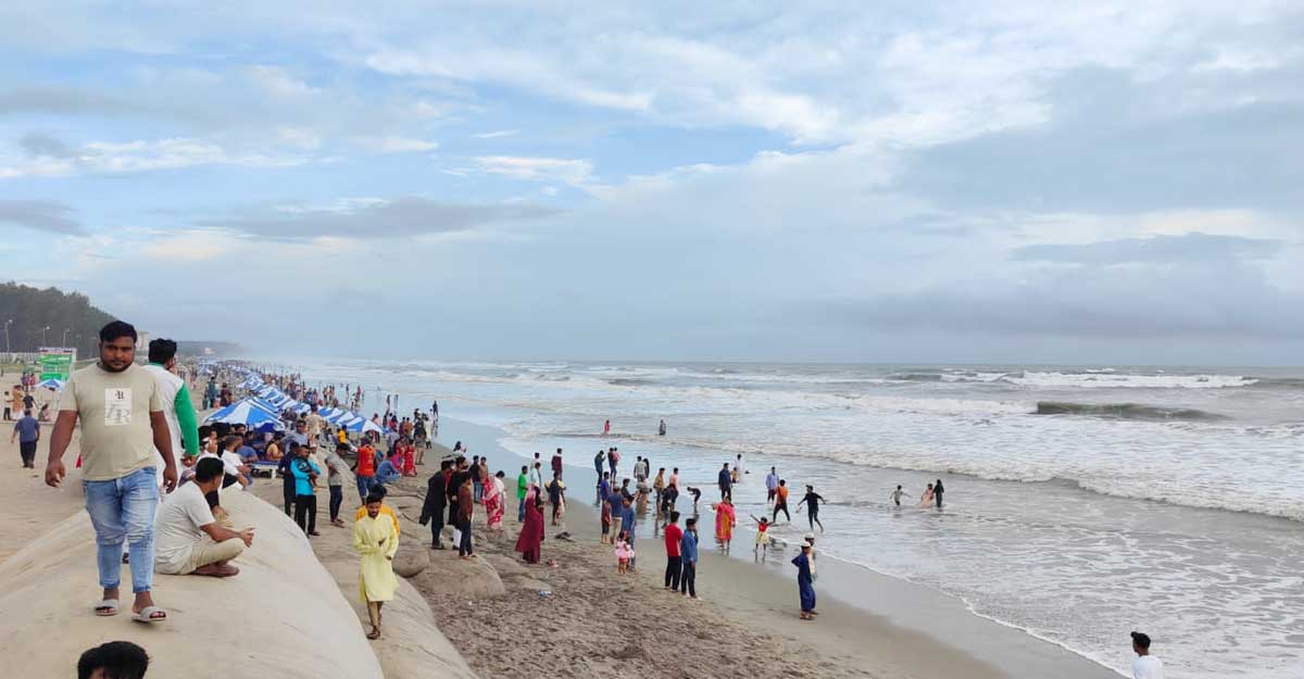 ঈদুল আজহার দিনে ফাঁকা কক্সবাজার সমুদ্র সৈকত