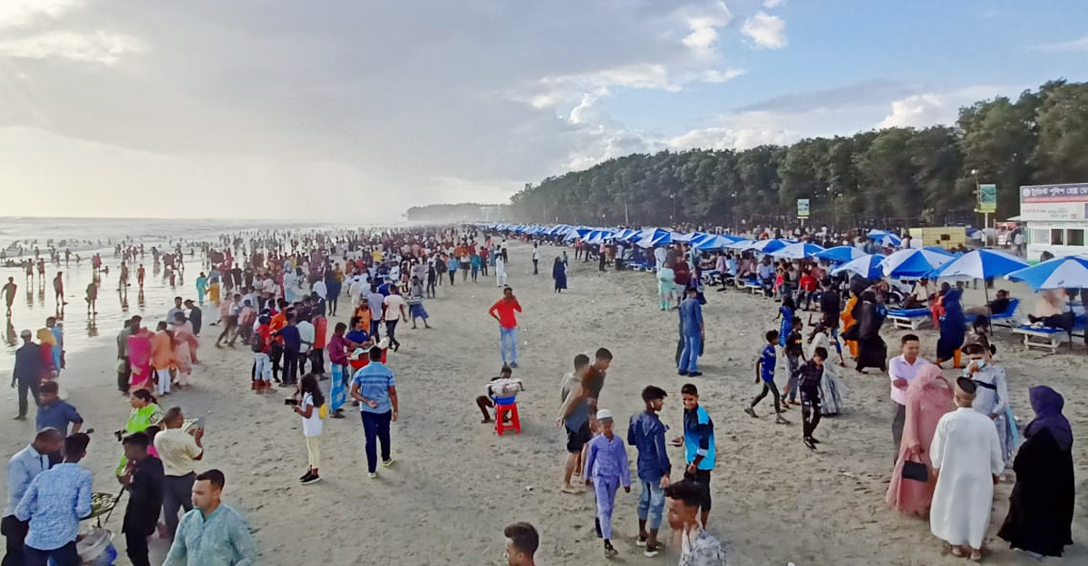 তিন দিনের ছুটিতে কক্সবাজার সৈকতে পর্যটকের ভিড়