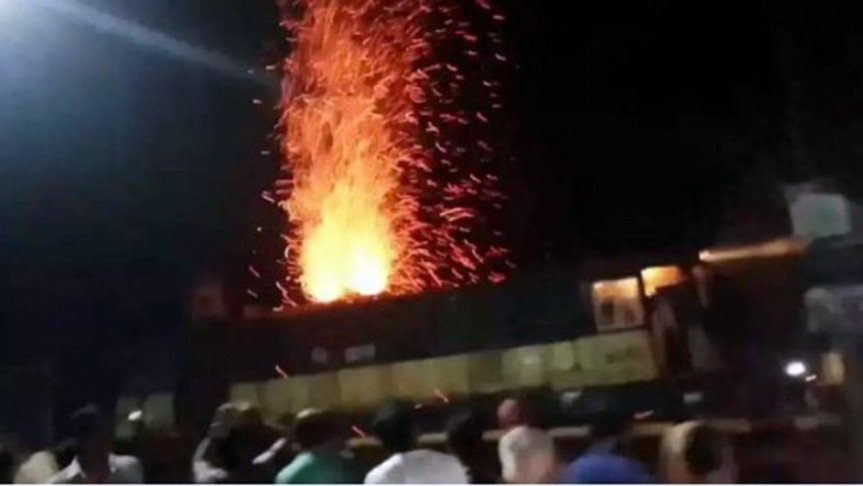 চট্টগ্রামে ট্রেনের ইঞ্জিনে আগুন