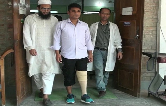 কৃত্রিম পায়ে হেঁটে সিআরপি ছাড়লনে রাসেল