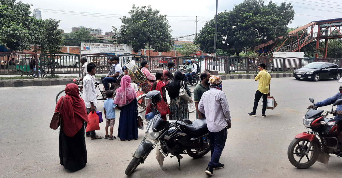 কোলাহল কমেছে রাজধানীতে, রাস্তায় গণপরিবহন সংকট