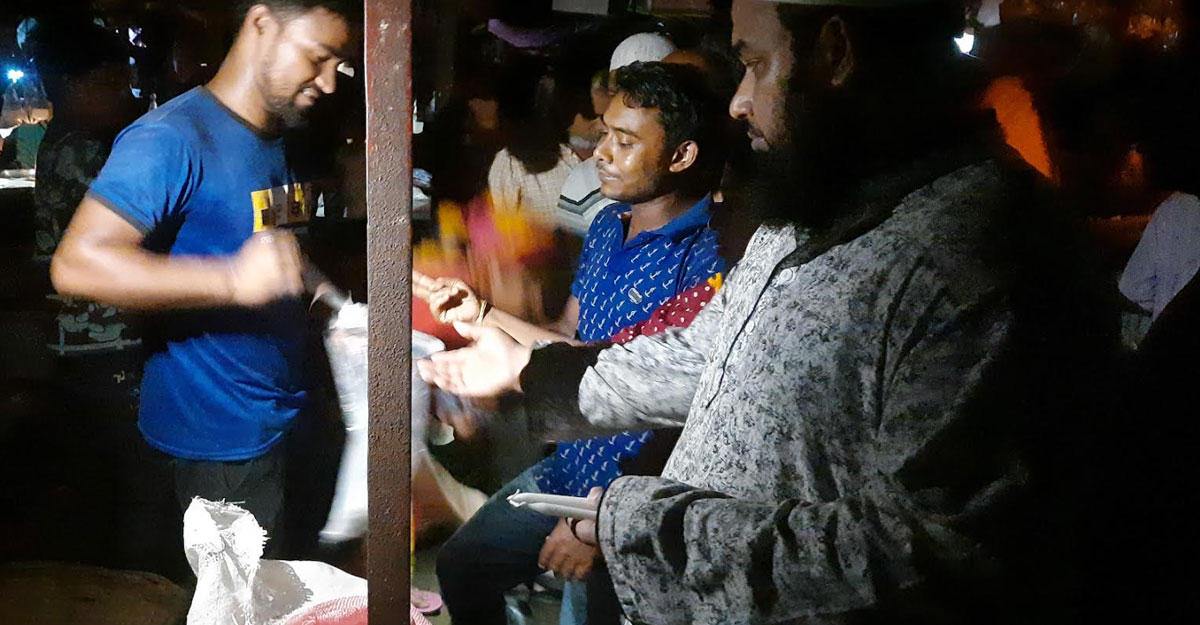 ৫ টাকার মোমবাতি ২০ টাকা!