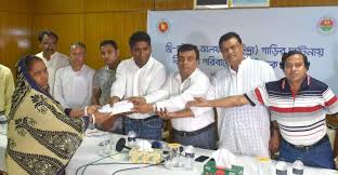 বরিশালে সড়ক দুর্ঘটনায় নিহত আট পরিবারকে আর্থিক সহয়তা প্রদান