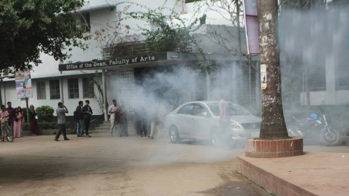 ঢাবিতে ছাত্রদলের সমাবেশে দফায় দফায় ককটেল বিস্ফোরণ
