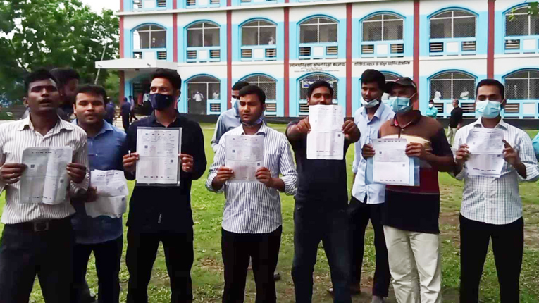 প্রাথমিকে শিক্ষক নিয়োগ পরীক্ষায় প্রশ্নপত্রে ভুল, পরীক্ষার্থীদের বিক্ষোভ
