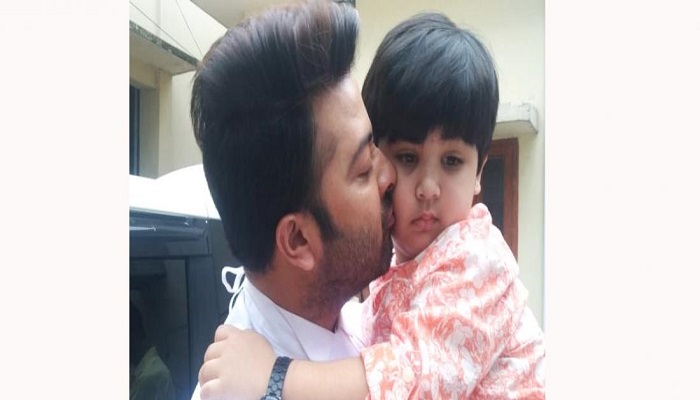জন্মদিনে পুত্রের গালে চুমু খেয়ে উড়াল দিলেন শাকিব খান
