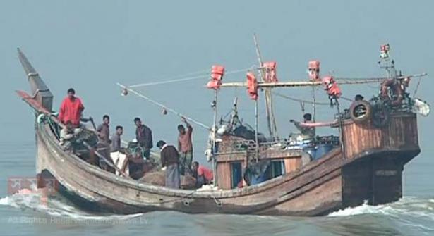 সাগরে মাছ ধরায় নিষেধাজ্ঞা তোলার দাবিতে চট্টগ্রামে সড়ক অবরোধ করে বিক্ষোভ
