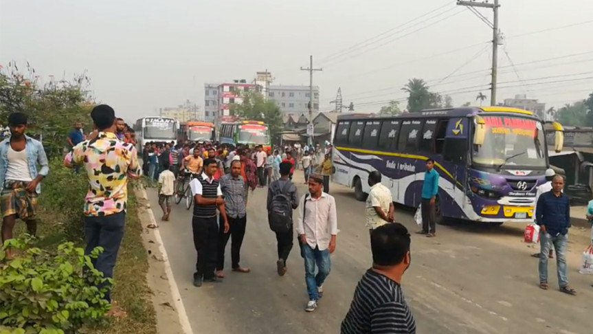 গাজীপুরে মহাসড়ক অবরোধ করে শ্রমিকদের বিক্ষোভ