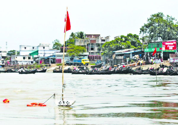 চট্টগ্রামে ঝড়ো হাওয়ায় কর্ণফুলীতে ডুবেছে লাইটার জাহাজ