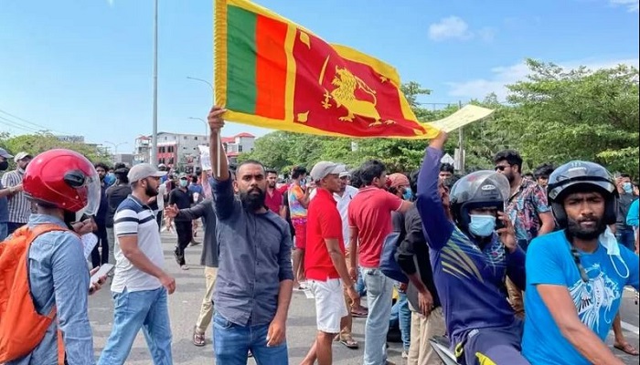 শ্রীলঙ্কায় সরকারবিরোধী বিক্ষোভে গুলি, বহু হতাহতের শঙ্কা