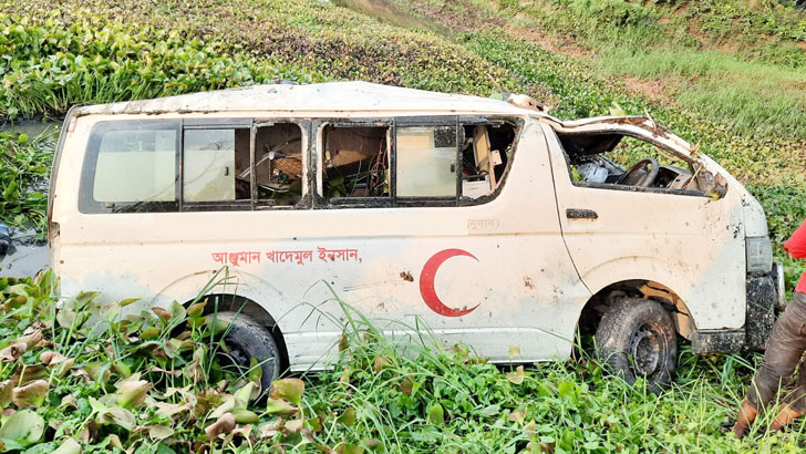 দুর্ঘটনায় পড়া অ্যাম্বুলেন্সে মিলল বিপুল পরিমাণ ফেনসিডিল