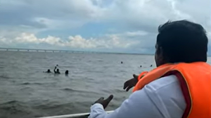 মাঝ নদী থেকে ২২ জনকে উদ্ধার করে প্রশংসায় ভাসছেন সিনিয়র সচিব