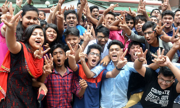 এইচএসসিতে পাসের হার বেড়েছে, বেড়েছে জিপিএ-৫