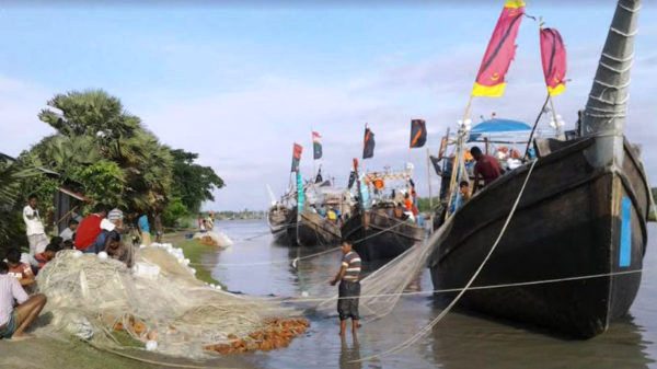 ভরা মৌসুমে পদ্মায় জেলেদের জালে মিলছে না ইলিশ