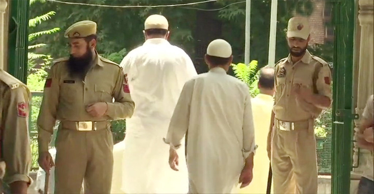 সেনা সদস্যদের কড়া প্রহরায় কাশ্মীরিদের জুমার নামাজ আদায়