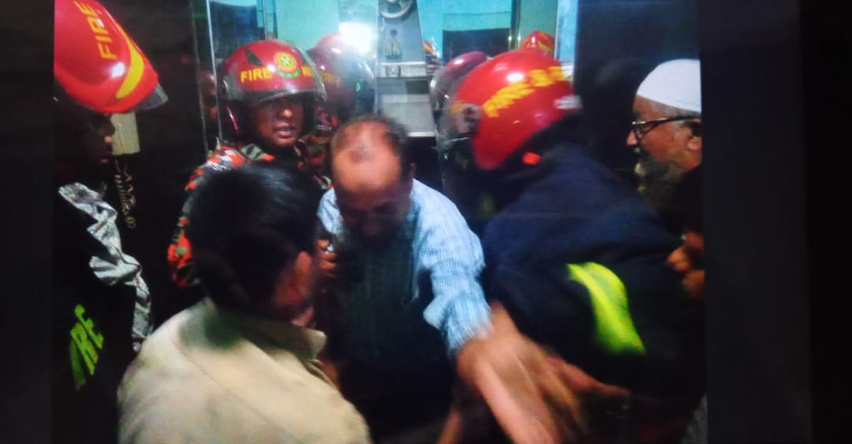 চকবাজারে লিফটে আটকেপড়া ১০ জনকে উদ্ধার করেছে ফায়ার সার্ভিস