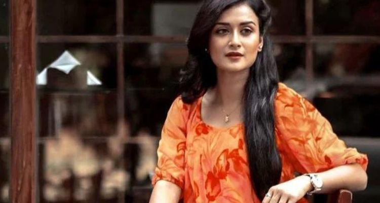 কলকাতার ছবিতে বাংলাদেশের মডেল ও অভিনেত্রী  নাদিয়া