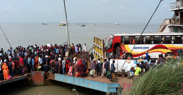 ঢাকায় ফেরার পথে কাঁঠালবাড়ি ঘাটে যাত্রী ও যানবাহনের চাপ