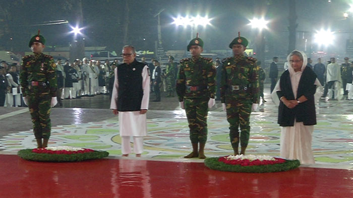 ভাষা শহীদদের প্রতি রাষ্ট্রপ‌তি-প্রধানমন্ত্রীর শ্রদ্ধা নিবেদন