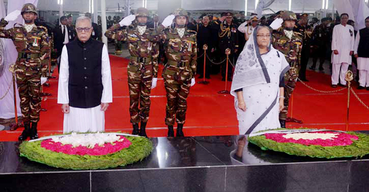 বঙ্গবন্ধুর প্রতিকৃতিতে রাষ্ট্রপতি ও প্রধানমন্ত্রীর শ্রদ্ধা