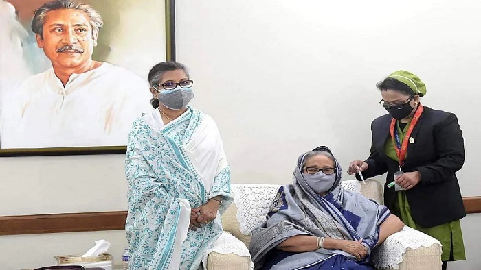 করোনার টিকা নিলেন প্রধানমন্ত্রী