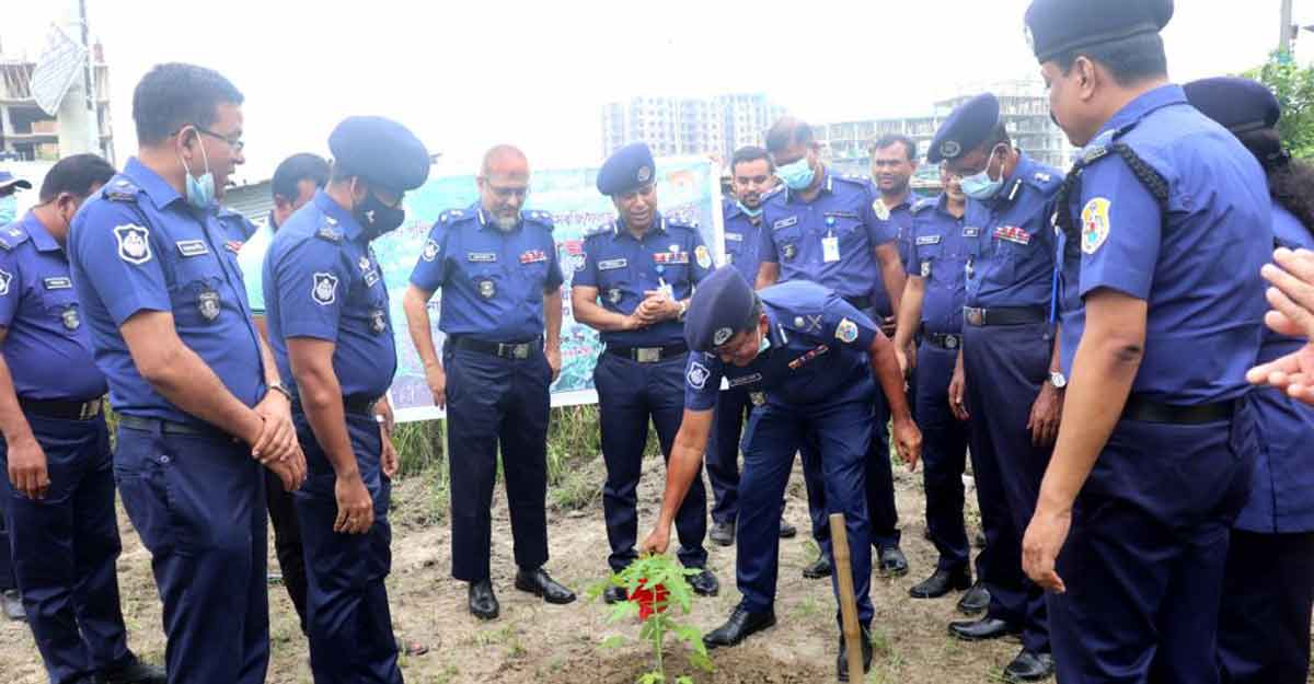 ট্যুরিস্ট পুলিশের সব স্থাপনায় সবজি চাষ-চারারোপণ