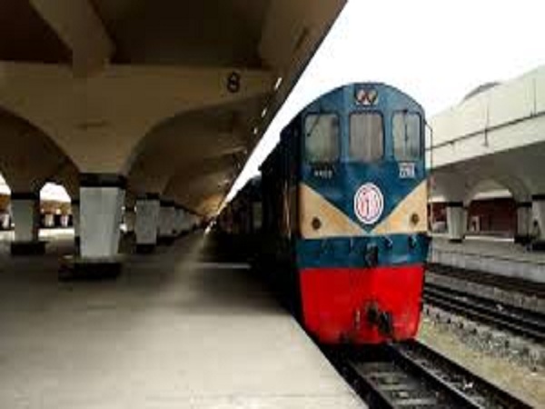 ট্রেনে ঈদযাত্রার শুরুতেই গড়বড়