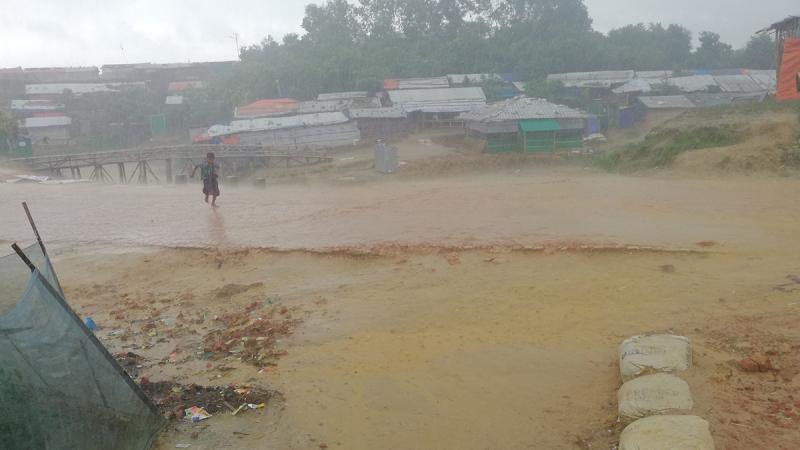বৃষ্টিতে দুর্ভোগ বাড়ছে রোহিঙ্গা ক্যাম্পে