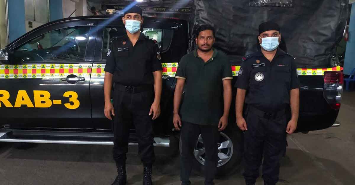 গ্রেপ্তার এড়াতে পালিয়ে ছিল ভারতে, ফিরেই জড়ায় প্রশ্নফাঁস চক্রে