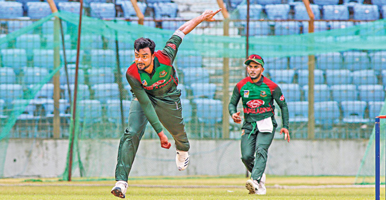 বৃষ্টি বাঁচিয়ে দিল ইমরুল-রাহীদের