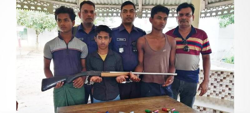 কক্সবাজারে অস্ত্র ও কার্তুজসহ তিন রোহিঙ্গা আটক