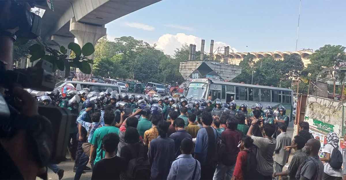 শাহবাগে প্রগতিশীল ছাত্র সংগঠনের মিছিলে পুলিশের বাধা