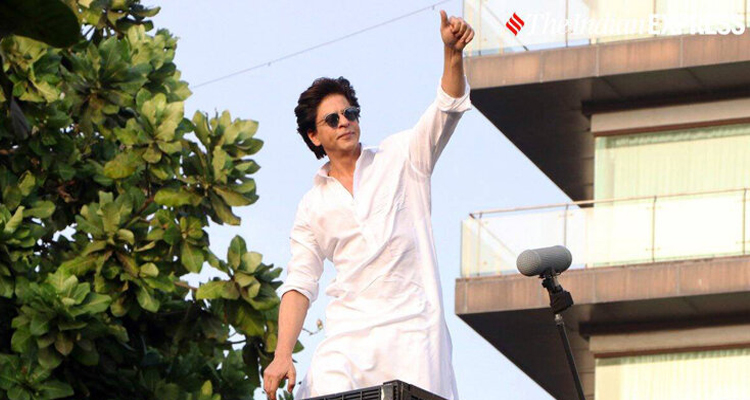 মিশরের এক ভক্তকে উপহার পাঠালেন শাহরুখ খান