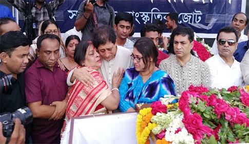 ফুলে ঢাকা সুবীর নন্দী, ‌‘কাঁদছেন সুবীরের স্ত্রী ও কন্যা’