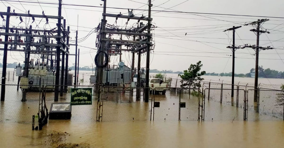 বন্যার পানিতে তলিয়ে গেছে বিদ্যুৎ উপকেন্দ্র, বিদ্যুৎহীন লাখো মানুষ