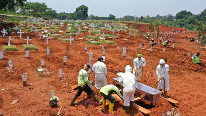 অব্যাহত তাণ্ডব, বিশ্বে মৃত্যু ছাড়াল ১৬ লাখ 
