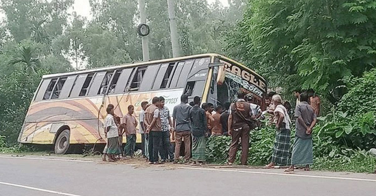 চলন্ত বাস থেকে নেমে সাদা মাইক্রোবাসে পালিয়ে যায় ডাকাতরা