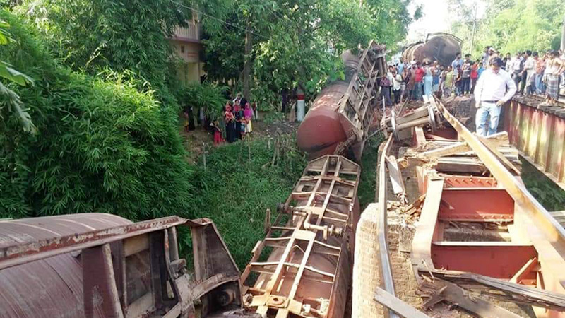 চট্টগ্রামে তেলবাহী ওয়াগন লাইনচ্যুত হয়ে সেতু ভেঙে খালে 