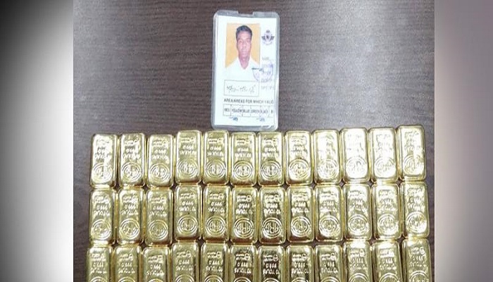 এয়ারক্রাফট ক্লিনারের কাছ থেকে ৩৬টি সোনার বার উদ্ধার