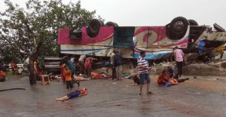 গুজরাটে বাস উল্টে নিহত ২১, আহত ৫০