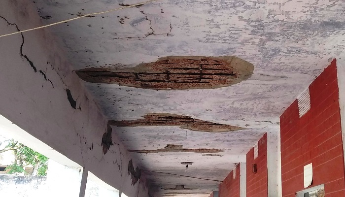 ঝুঁকিপূর্ণ আদালত ভবনে চলছে বিচারিক কার্যক্রম